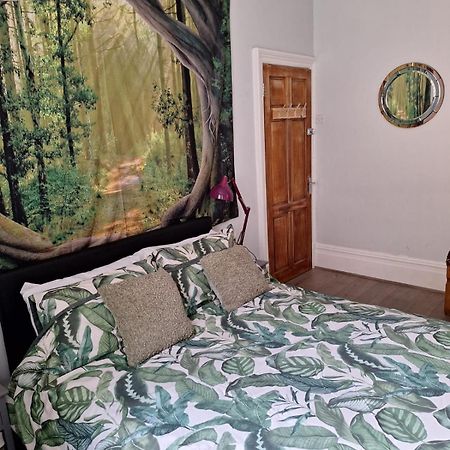 Todmorden Bed & Breakfast - The Toothless Mog Walsden Kültér fotó