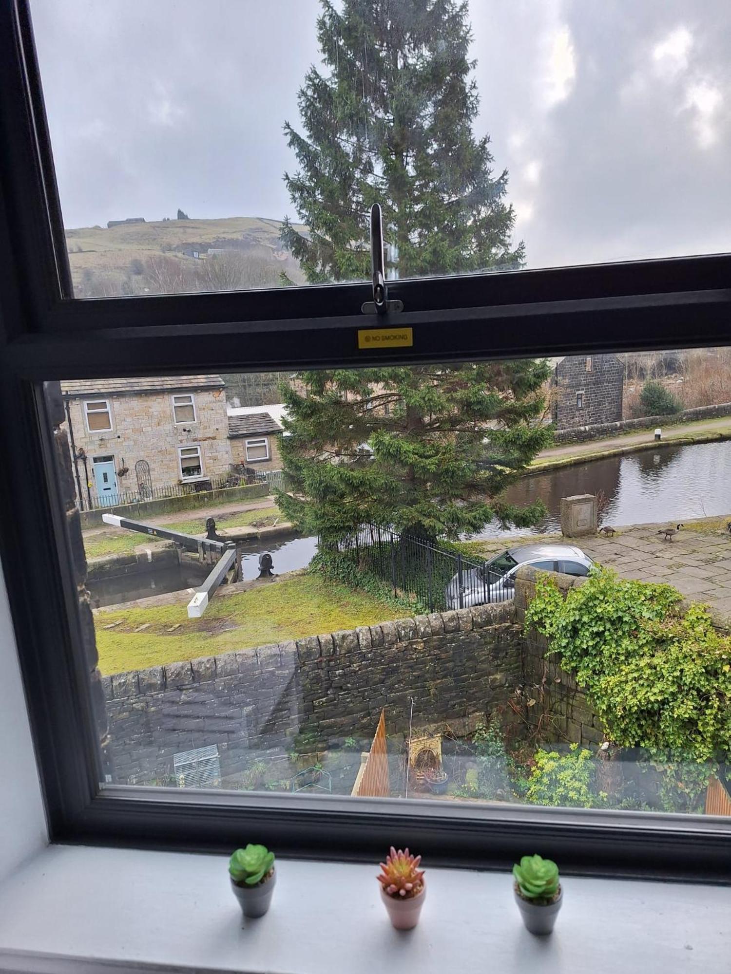 Todmorden Bed & Breakfast - The Toothless Mog Walsden Kültér fotó
